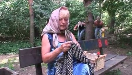 Бабуля вязала в парке когда ее стали насиловать