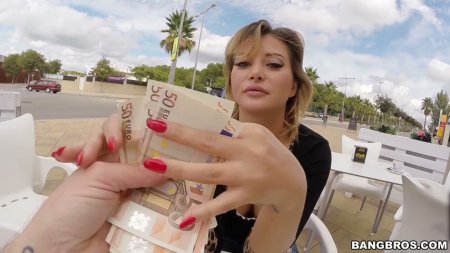 Взяла бабки и потрахалась в кустиках