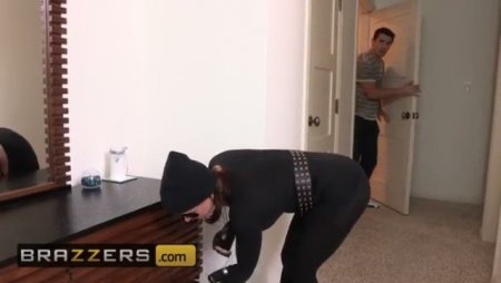 Красивую воровку изнасиловал хозяин квартиры