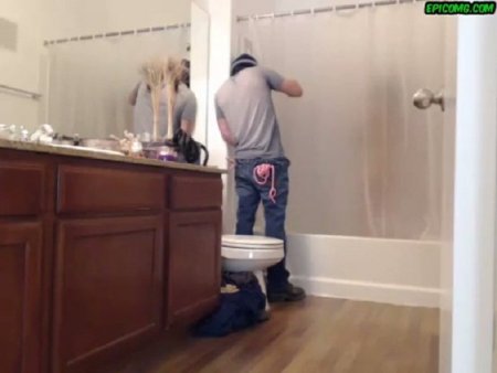 Грабитель заглянул в душ и решил изнасиловать